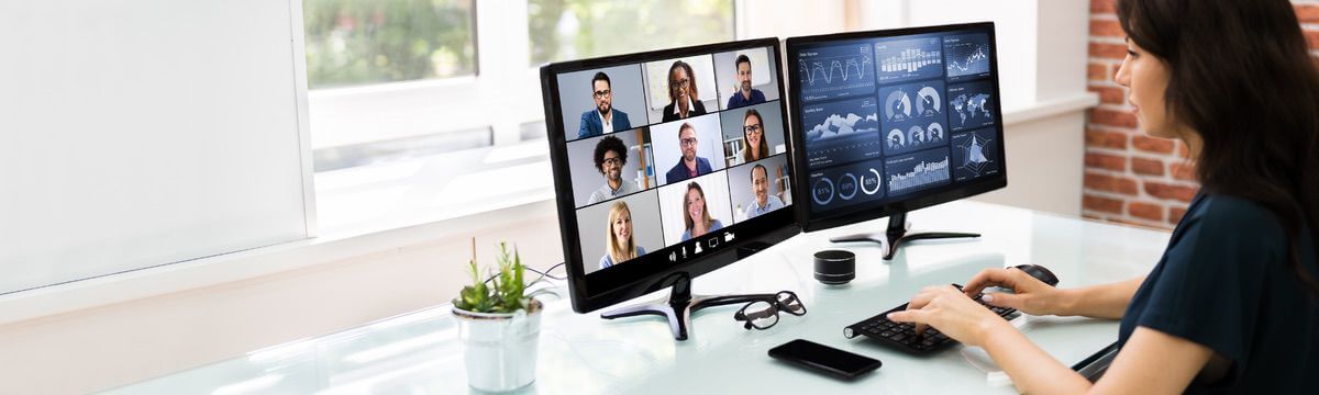 Virtuelle Führung - Frau vor Bildschirm mit Mitarbeitern